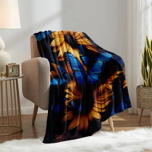 Flanell-Heimtextilien Decke mit Sonnenblumen und Schmetterling auf dem Sofa