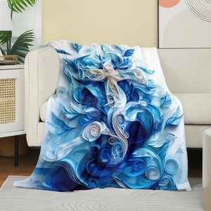 Détail du motif de croix en papier 3D sur une couverture en flanelle bleue douce