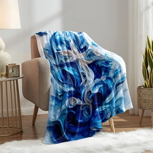 Couverture en flanelle bleue et blanche avec croix et fleurs drapée sur un canapé