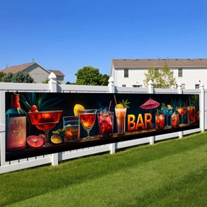 Tropisches Cocktail-Bar-Banner am weißen Zaun für die Dekoration der Sommerparty im Freien