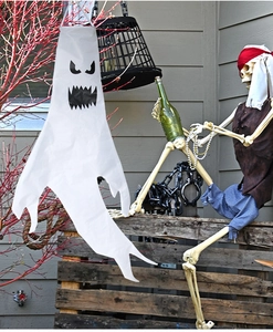 Halloween Geist Windbeutel Anhänger mit gruseligen Gesichtern im Freien