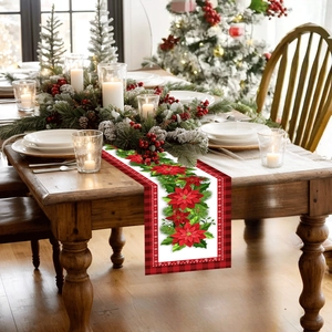 Gros plan détaillé d'un chemin de table de Noël avec poinsettias rouges et carreaux