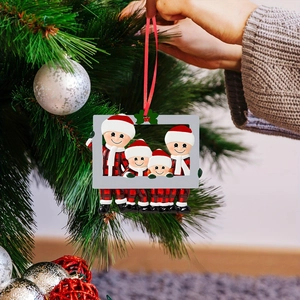 Décoration de sapin de Noël avec une famille de quatre personnes en tenues festives