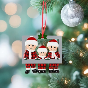 Décoration de Noël famille de trois en pyjama à carreaux rouges sur sapin festif