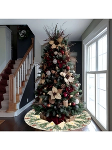 Détail du tapis de sapin de Noël beige avec imprimé festif de pins et d'étoiles pour décoration
