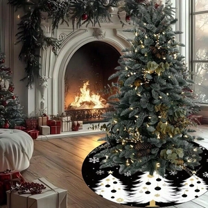 Runde schwarze Weihnachtsbaumdecke mit Gold- und Weiß-Schneeflocken in gemütlichem Raum