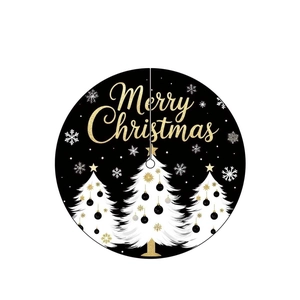Schwarze Weihnachtsbaumdecke mit goldenem Merry Christmas Schriftzug und weißen Bäumen