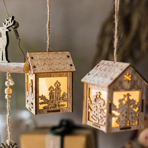Décoration de cabane de Noël en bois lumineuse avec lumières LED chaudes et ajourées