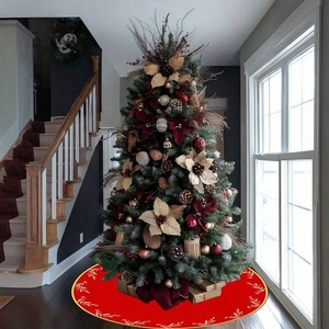 Klassische rote Weihnachtsbaumdecke mit goldenem Blattmuster für festliche Dekorationen