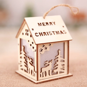 Vue détaillée d'une maison de Noël en bois avec lettrage gravé et motifs de rennes