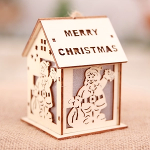 Cabane de Noël détaillée en bois découpée au laser avec motifs Père Noël et lumière chaude