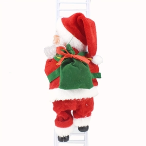Detailansicht der Rückseite eines Plüsch-Weihnachtsmanns auf weißer Leiter mit Sack