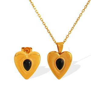 Elegantes Set aus 18k vergoldeter Herzkette und Ohrringen mit Herzform und schwarzem Stein