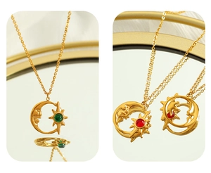 Detalle de los colgantes de luna y estrella con piedras de opalo verde y rojo