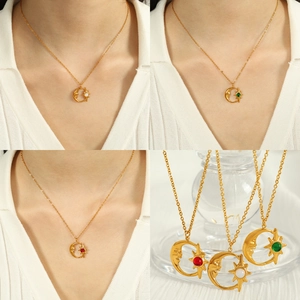 Conjunto de collares dorados con colgantes de luna y estrella de opale en tres colores