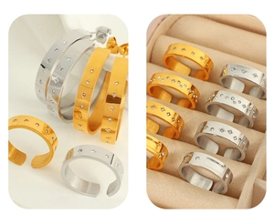 Close-up van titanium stalen ringen en grote oorringen met ingezette zirkonia sterren