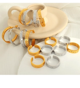 Detail van minimalistische ster-oorbellen en ring set in goud en zilveren afwerkingen