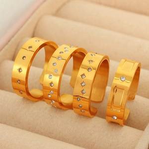 Set van vier goudvergulde verstelbare sterrenringen met zirkonia op een sieraden presenteerblad