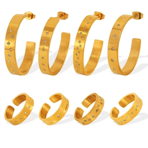 Goudkleurige achtpuntige ster oorbellen en ringen set met micro-pave zirkonia accenten