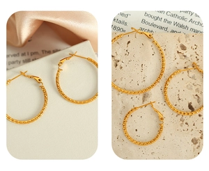 Detailansicht goldener Creolen mit feiner Diamantschliff-Struktur und Metalleffekt