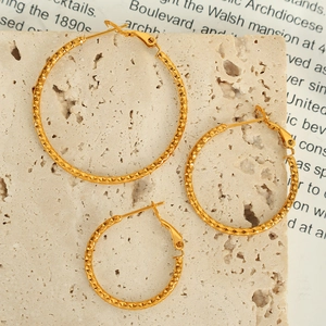 Drei Paare goldene Titanstahl-Creolen mit diamantgeschliffener strukturierter Oberfläche