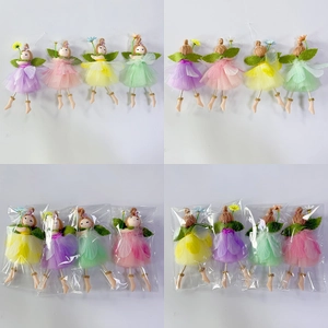 Détails de quatre poupées fées en tissu coloré avec jupes en tulle et ailes en feutre