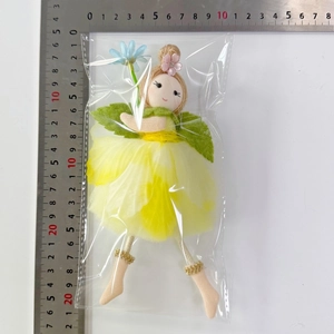 Mesure détaillée de la taille d'une poupée de fée artisanale en tissu jaune pastel