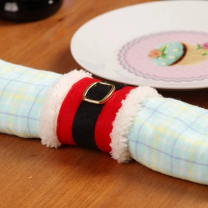 Dettaglio macro del portatovagliolo cintura di Babbo Natale con feltro e fibbia