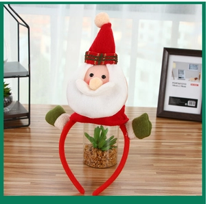Détail d'un serre-tête festif du Père Noël en peluche avec revêtement en velours rouge