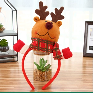 Détail d'un serre-tête renne de Noël avec bois et écharpe tricotée à carreaux rouge et vert