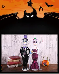 Détail des figurines de mariés squelettes d'Halloween en tenue de noces décorative