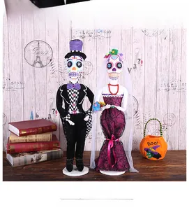 Détail des poupées mariés squelettes d'Halloween avec un petit panier citrouille Boo