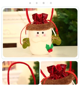 Detailopname van de pluche Kerstman cadeauzak met rood koord en handvat