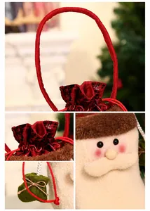Detail van Kerstman cadeauzakje met pluche stof en rode gebreide handvatten van de zak