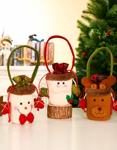 Detailweergave van fluwelen kerstcadeauzakjes met kerstman, sneeuwpop en rendier