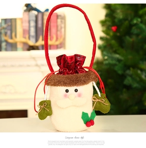 Detail van de Kerstman cadeauzak met trekkoord en feestelijke pluche afwerkingen
