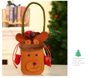 Detail van rendier kerstcadeautas met 3D pluche oren en rode trekkoord accenten