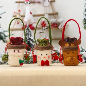 Drie kerstcadeautassen met kerstman, sneeuwpop en rendier met vilt handgrepen