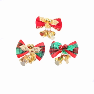 Drei Weihnachts-Schleifen-Ornamente mit goldenen Glocken und festlichem Karomuster