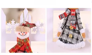 Gros plan d'ornements de Noël en peluche avec des poupées bonhomme de neige et de fille