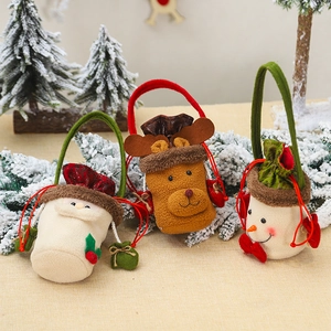 Drie kerstcadeauzakjes met kerstman, rendier en sneeuwpop en zachte handvaten
