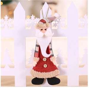 Détail du pendentif Père Noël en tissu avec bonnet à carreaux et boutons décoratifs en bois