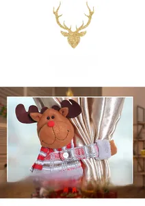 Detailansicht eines Rentier-Vorhanghalters aus Plüsch für die Weihnachtsdekoration zu Hause