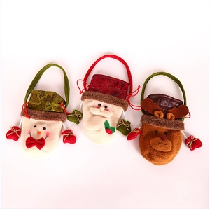 Drie feestelijke kerstcadeauzakjes met sneeuwpop, kerstman en rendier pluche ontwerpen