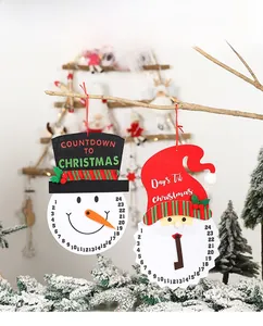 Detail van de kerstman en sneeuwman adventskalenders hangend aan een kerstboomtak