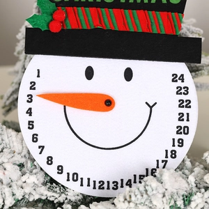 Kerst sneeuwpop adventskalender van vilt met wortelwijzer voor 24 dagen aftellen