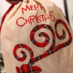 Weihnachts-Geschenkbeutel aus Jute mit Stickerei und rot-grünem Karo-Rentier-Muster