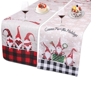 Chemin de table de Noël avec gnomes festifs et inscription Merry Christmas