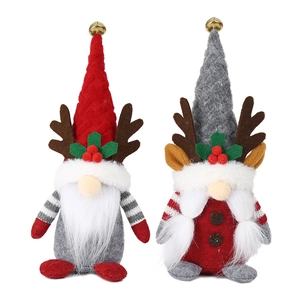 Noordse kerstgnomen van pluche met rendiergewei en bellen voor feestelijke decoratie