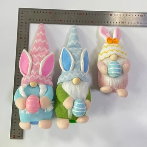 Tres gnomos de Pascua con orejas de conejo y huevos de colores, medida de 30 cm